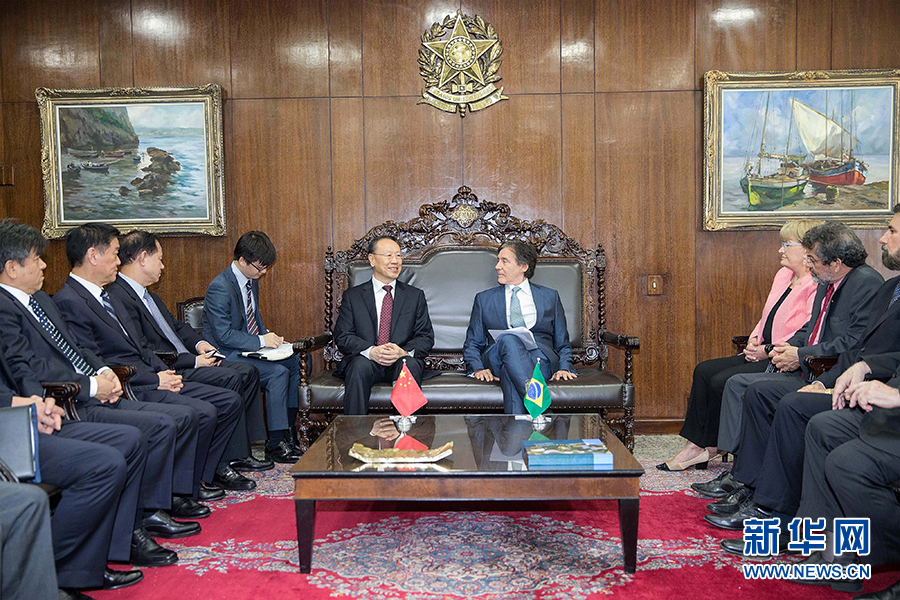 7月11日，在巴西首都巴西利亞，中共中央書記處書記、全國(guó)政協(xié)副主席杜青林（中左）會(huì)見巴西參議院議長(zhǎng)歐尼西奧&middot;奧利維拉（中右）。新華社記者李明攝