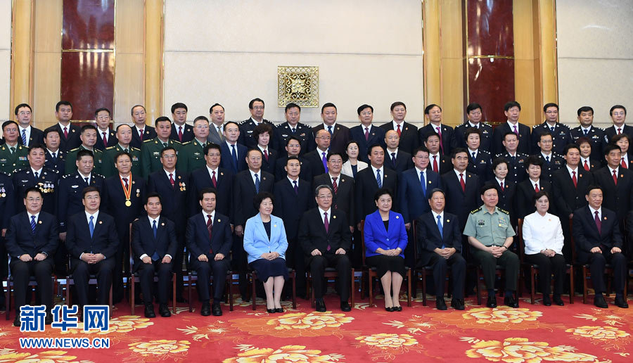 8月7日，中共中央政治局常委、全國(guó)政協(xié)主席、中央代表團(tuán)團(tuán)長(zhǎng)俞正聲率代表團(tuán)部分成員分別赴內(nèi)蒙古軍區(qū)、武警內(nèi)蒙古總隊(duì)、武警內(nèi)蒙古森林總隊(duì)慰問(wèn)，并會(huì)見(jiàn)自治區(qū)政法干警代表。這是俞正聲會(huì)見(jiàn)自治區(qū)政法干警代表并合影。新華社記者 張領(lǐng) 攝