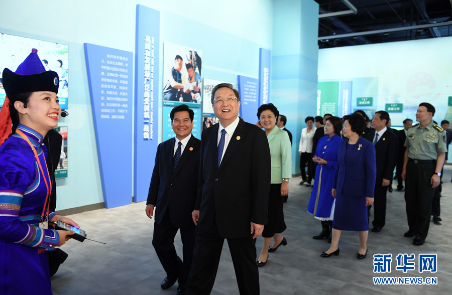 8月7日，中共中央政治局常委、全國政協主席、中央代表團團長俞正聲率代表團全體成員來到內蒙古展覽館，參觀《守望相助團結奮斗&mdash;&mdash;慶祝內蒙古自治區成立70周年展覽》。 新華社記者 張領 攝