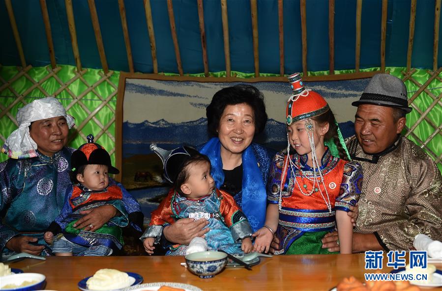 8月11日，帶著以習近平同志為核心的黨中央的親切關懷和全國各族人民的美好祝福，中共中央政治局委員、中央統戰部部長、中央代表團副團長孫春蘭率中央代表團三分團在錫林郭勒盟看望各族干部群眾，共同慶祝內蒙古自治區成立70周年。這是孫春蘭在錫林浩特市寶力根蘇木牧民巴&middot;巴特爾（右一）家中看望。新華社記者 任軍川 攝