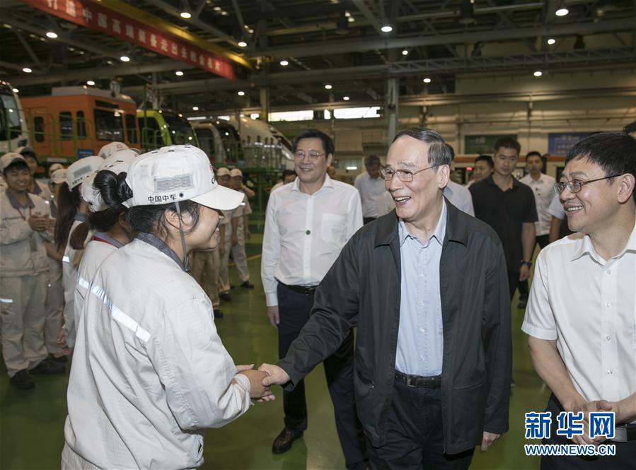 9月3日至5日，中共中央政治局常委、中央紀(jì)委書記、中央巡視工作領(lǐng)導(dǎo)小組組長王岐山在湖南省調(diào)研并主持召開巡察工作座談會。這是9月4日，王岐山到中國中車株洲電力機(jī)車有限公司考察。新華社記者 王曄 攝
