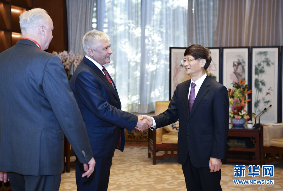 9月26日，中共中央政治局委員、中央政法委書記孟建柱在北京會見來華出席國際刑警組織第86屆全體大會的俄羅斯內務部長科洛科利采夫（左二）和俄聯邦調查委員會主席巴斯特雷金（左一）。新華社記者 張領 攝 