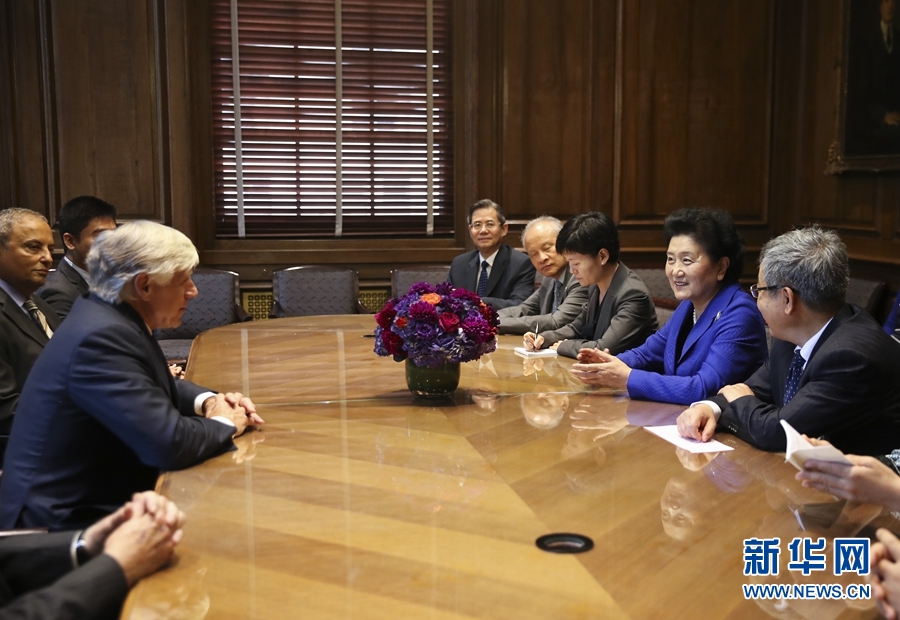 當地時間9月26日，國務院副總理劉延東在紐約哥倫比亞大學出席中美大學校長與智庫論壇并發(fā)表主旨演講。這是論壇開始前，國務院副總理劉延東（右二）會見哥倫比亞大學校長博林格（左）。新華社記者 王迎 攝
