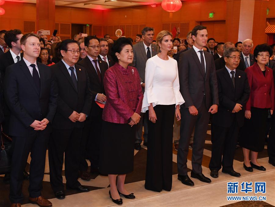 當(dāng)?shù)貢r(shí)間9月27日晚,正在華盛頓出席首輪中美社會(huì)和人文對(duì)話的國(guó)務(wù)院副總理劉延?xùn)|出席中國(guó)駐美國(guó)使館2017年國(guó)慶招待會(huì)。新華社記者殷博古攝 當(dāng)?shù)貢r(shí)間9月27日晚,正在華盛頓出席首輪中美社會(huì)和人文對(duì)話的國(guó)務(wù)院副總理劉延?xùn)|出席中國(guó)駐美國(guó)使館2017年國(guó)慶招待會(huì)。新華社記者殷博古攝