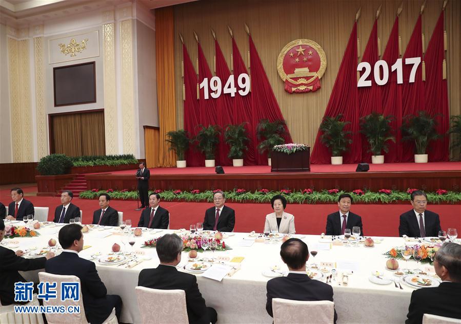 9月28日，全國政協辦公廳、中共中央統戰部、國務院僑辦、國務院港澳辦、國務院臺辦在北京人民大會堂聯合舉行國慶招待會。中共中央政治局常委、全國政協主席俞正聲與2800多名港澳臺僑各界代表歡聚一堂，慶祝中華人民共和國成立68周年。這是俞正聲在招待會上致辭。新華社記者 龐興雷 攝