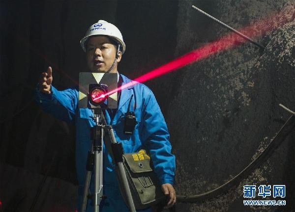 （十九大代表風采&middot;圖文互動）（1）白芝勇：用點線繪就&ldquo;測量人生&rdquo;