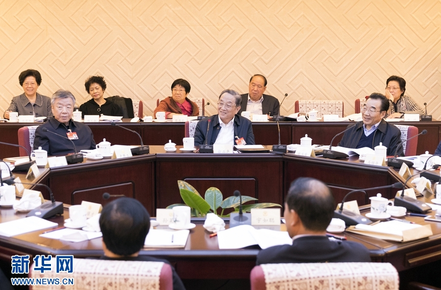 10月30日,政協(xié)第十二屆全國委員會常務(wù)委員會第二十三次會議舉行分組討論,與會人員圍繞深入學(xué)習(xí)貫徹中共十九大精神認(rèn)真討論,積極建言獻策。全國政協(xié)主席俞正聲參加討論。新華社記者 丁海濤 攝 10月30日,政協(xié)第十二屆全國委員會常務(wù)委員會第二十三次會議舉行分組討論,與會人員圍繞深入學(xué)習(xí)貫徹中共十九大精神認(rèn)真討論,積極建言獻策。全國政協(xié)主席俞正聲參加討論。新華社記者 丁海濤 攝