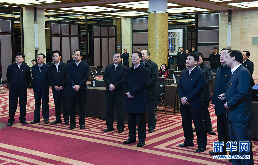 11月14日至15日，國務院副總理張高麗在黑龍江調研。這是11月14日，張高麗到黑龍江糧食交易市場了解糧食生產和銷售、糧食產品深加工、政策性儲糧去庫存等工作。 新華社記者 高潔 攝