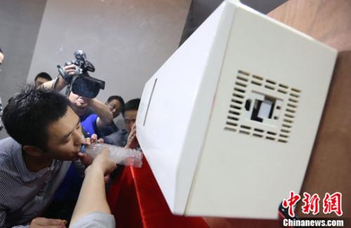 圖為南京一家科研單位研發的空氣凈化器。<a target='_blank' >中新社</a>發 泱波 攝