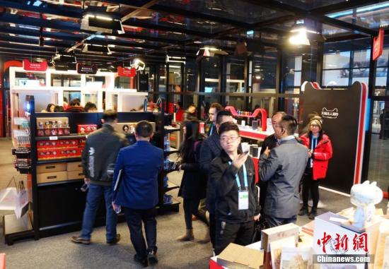 走進“互聯網之光”博覽會,無人超市是本次展會最大的熱點,顧客可用二維碼進入超市,實現全自動購物。