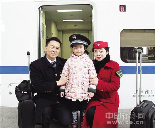 陳剛（左）、肖三英以及女兒陳昱彤的合照。經濟日報-中國經濟網記者 王軼辰攝