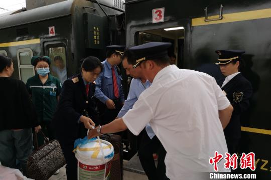 旅客乘車突發心臟病20余趟列車避停讓出生命通道