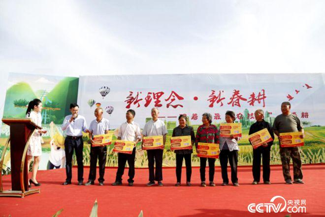 愛心企業與貧困農戶結對子、送肥料