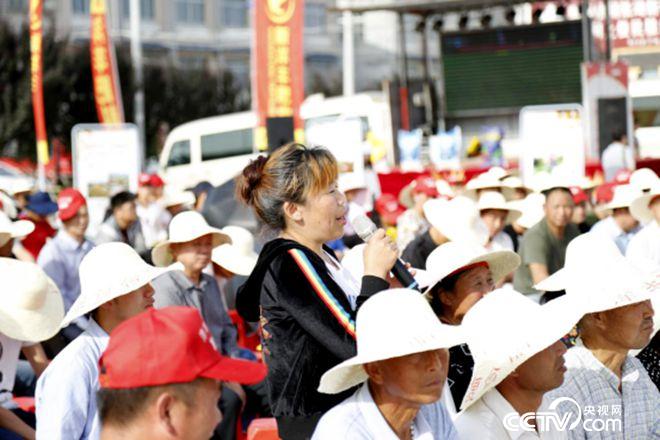 活動現場，農民搶答問題