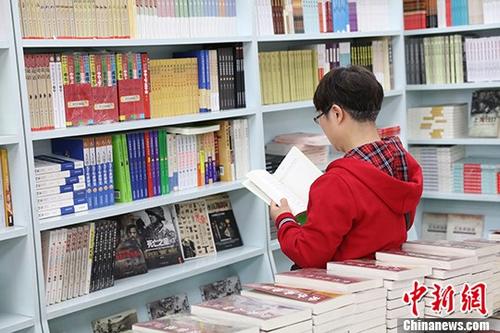 5月9日，一女子在哈爾濱市某書店選購圖書。從5月1日至5月4日，全國32家紙廠宣布漲價，各紙種漲價幅度為每噸100元至300元不等。對此，出版行業業內人士表示&ldquo;因為紙張價格上漲，直接造成了出版成本的明顯增加，出版行業只能被迫對圖書定價進行調整。&rdquo;
<a target='_blank' >中新社</a>記者 于琨 攝