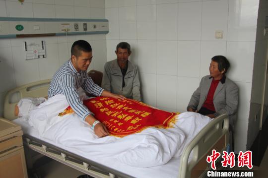 被救的李忠起、張總鳳夫婦看望受傷后的李運飛。　汪渝 攝