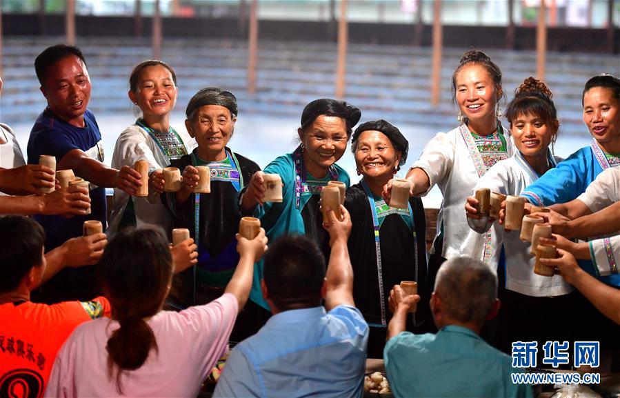 （社會）（1）苗山脫貧影像志&mdash;&mdash;把苗寨搬進景區 讓貧困戶住進城里