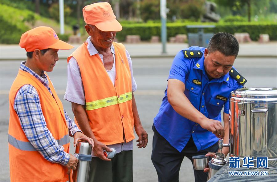 (社會)(2)夏日送清涼 關愛“城市美容師”