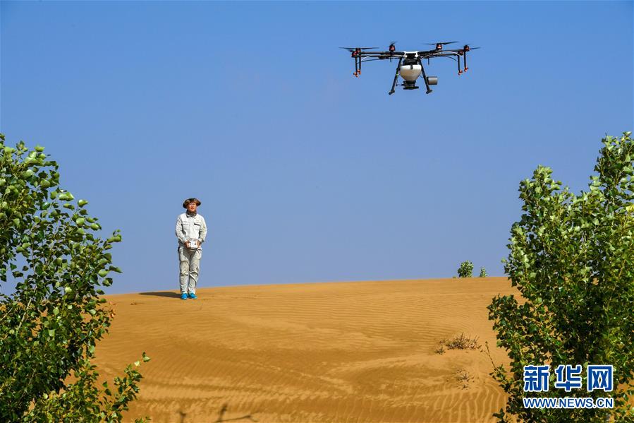 （新華全媒頭條&middot;在習(xí)近平新時(shí)代中國特色社會(huì)主義思想指引下&mdash;&mdash;新時(shí)代新作為新篇章&middot;圖文互動(dòng)）（2）綠富同興畫卷在沙海中鋪展&mdash;&mdash;庫布其沙漠生態(tài)治理紀(jì)實(shí)