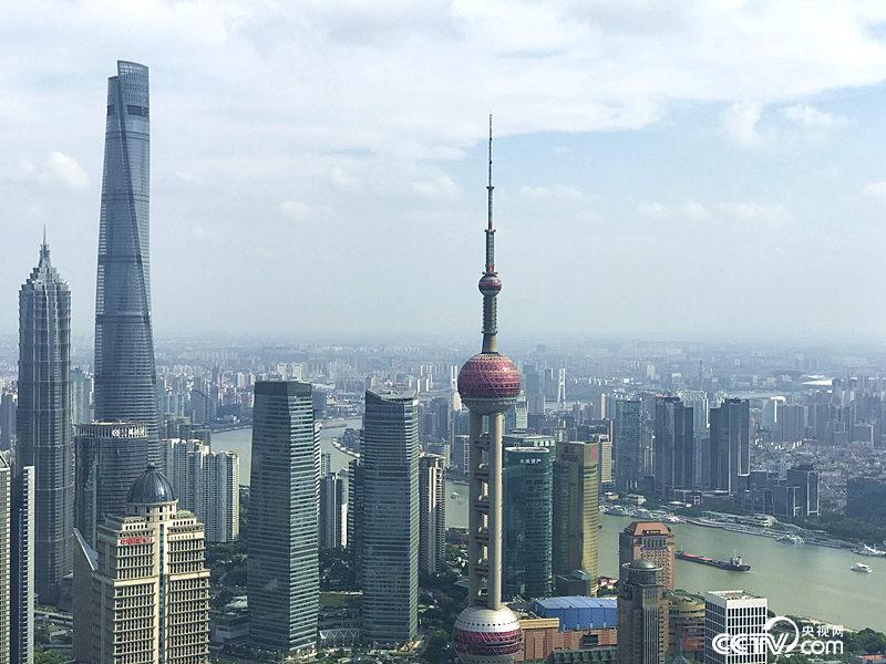 　　長(zhǎng)三角更高質(zhì)量的一體化發(fā)展，將建成具有全球競(jìng)爭(zhēng)力的世界級(jí)城市群。圖為上海陸家嘴（孔華/攝）