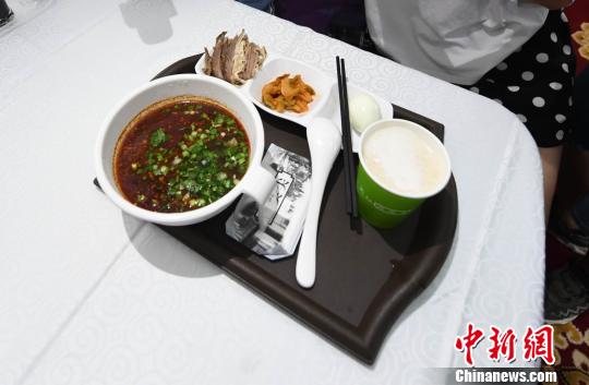 圖為&ldquo;環西部火車游Y667/8次&rdquo;列車上推出蘭州牛肉面套餐，套餐38元，有一碗牛肉面、一碟牛肉、一個雞蛋、一份小菜、一份甜胚子?！钇G敏 攝