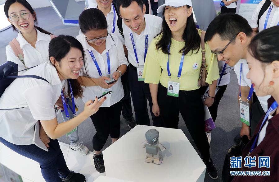(新華全媒頭條·圖文互動)(2)“中國智,世界能”——2018世界人工智能大會釋放AI發(fā)展新信號