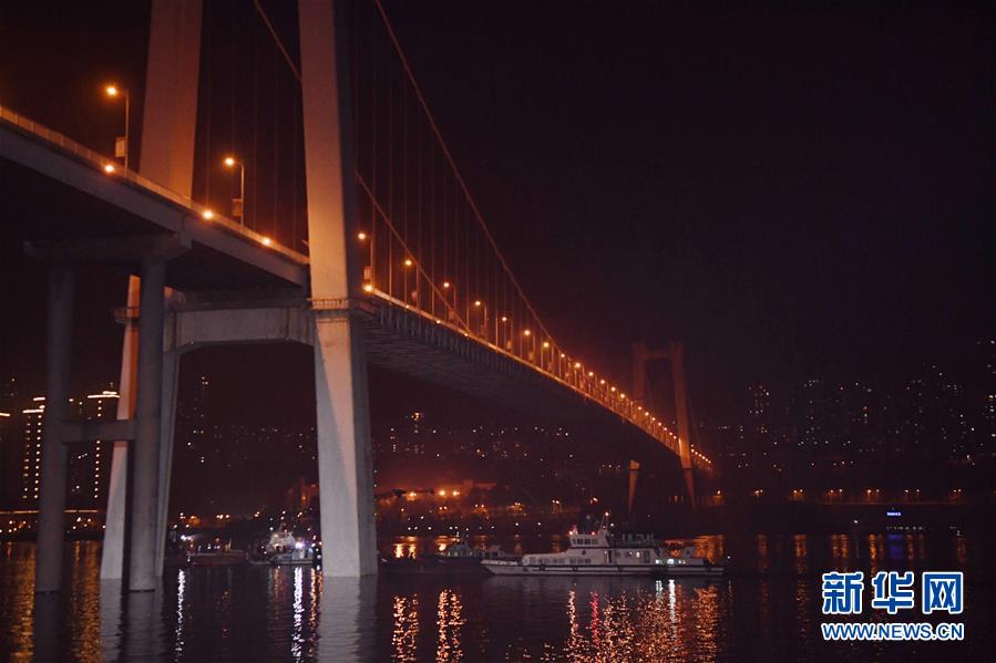 （重慶公交車墜江事故&middot;圖文互動）（4）夜幕降臨，重慶萬州公交客車墜江事故救援工作仍在進行中