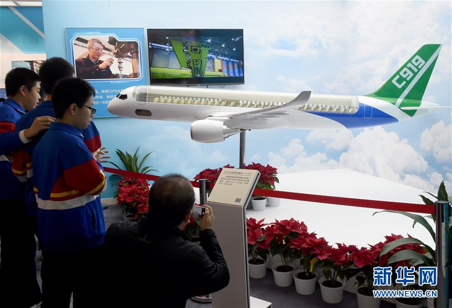 (新華全媒頭條·圖文互動)(3)從歷史中汲取繼續(xù)前進的力量——習(xí)近平總書記參觀慶祝改革開放40周年大型展覽側(cè)記