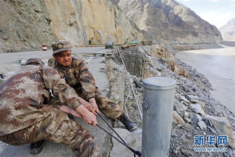 （向奉獻(xiàn)者致敬&middot;圖文互動）（3）情注一纜通滇藏&mdash;&mdash;記某信息通信基地四營五連連長翁春芳