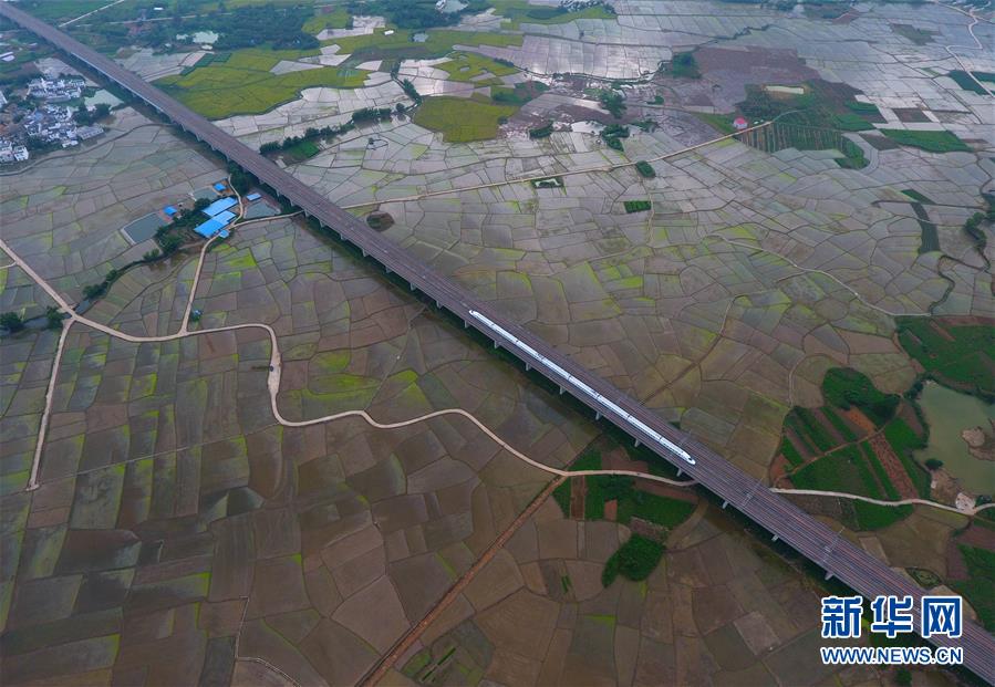 （輝煌60年&middot;壯美新廣西&middot;圖文互動）（5）攜手描繪八桂大地上的美麗畫卷&mdash;&mdash;寫在廣西壯族自治區成立60周年之際