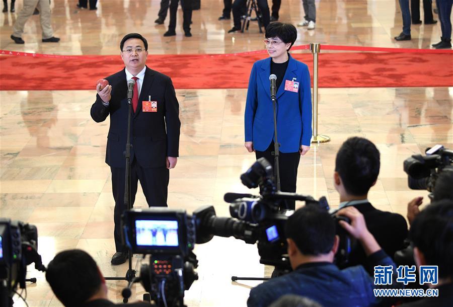 （兩會(huì)&middot;XHDW）（3）全國(guó)人大代表接受采訪
