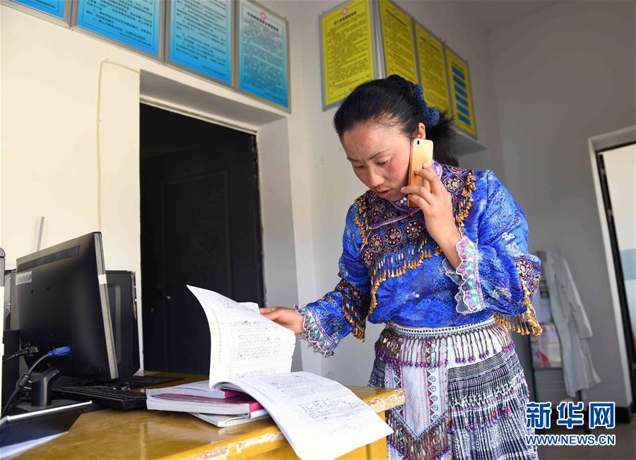 （兩會(huì)&middot;基層代表履職故事）（6）全國(guó)人大代表?xiàng)钌徲ⅲ簽榘傩战】当ｑ{護(hù)航