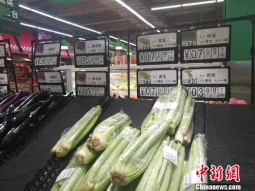 圖為超市里的蔬菜攤。正值晚間，一些菜已被人們買空。 謝藝觀 攝