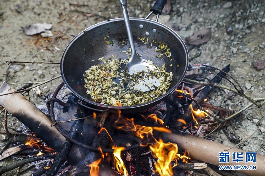 (新春走基層)(19)重慶黔江:土家三老漢 一臺“扶貧戲”