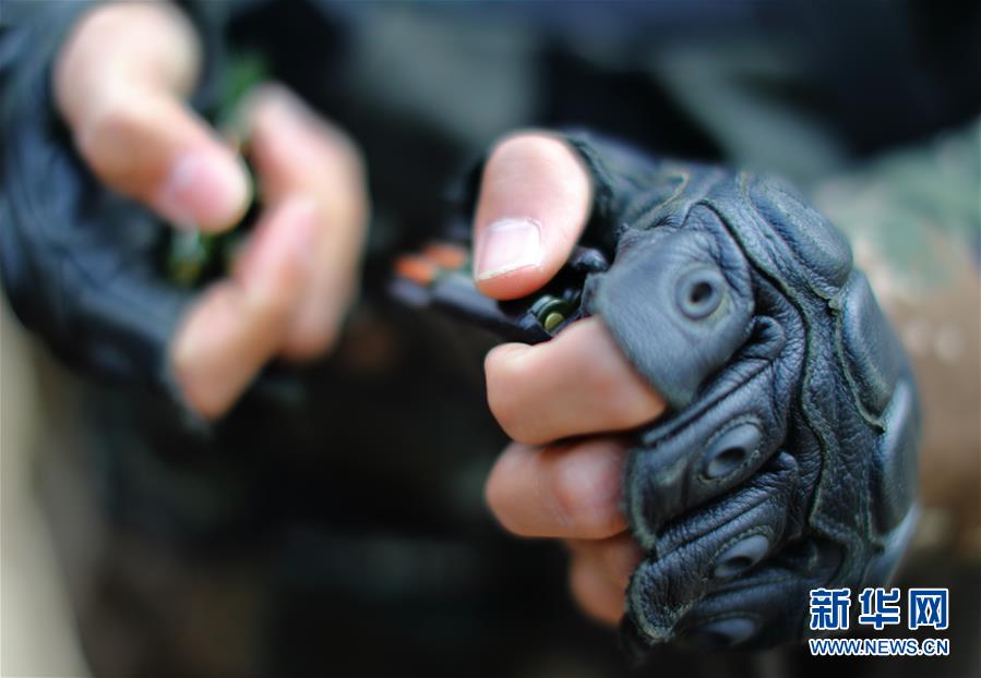 (新春走基層·圖文互動)(2)實戰(zhàn)化的“味道”——走進(jìn)武警雪豹突擊隊