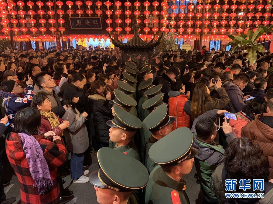 （新華全媒頭條&middot;圖文互動(dòng)）（6）向祖國(guó)報(bào)告：我在戰(zhàn)位守萬(wàn)家團(tuán)圓&mdash;&mdash;解放軍和武警部隊(duì)新春佳節(jié)備戰(zhàn)執(zhí)勤記事