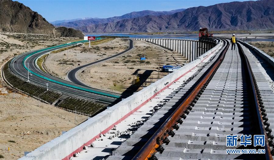 （兩會(huì)前夕看落實(shí)&middot;圖文互動(dòng)）（3）格?；ㄩ_ 幸福路寬&mdash;&mdash;西藏落實(shí)習(xí)近平總書記全國兩會(huì)重要講話精神紀(jì)實(shí)