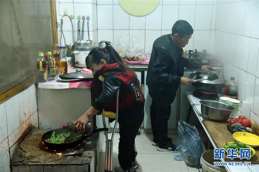 （在習近平新時代中國特色社會主義思想指引下&mdash;&mdash;新時代新作為新篇章&middot;圖文互動）（2）腳下有路 心中有志 生命有光&mdash;&mdash;殘疾夫妻&ldquo;跑贏&rdquo;脫貧沖刺