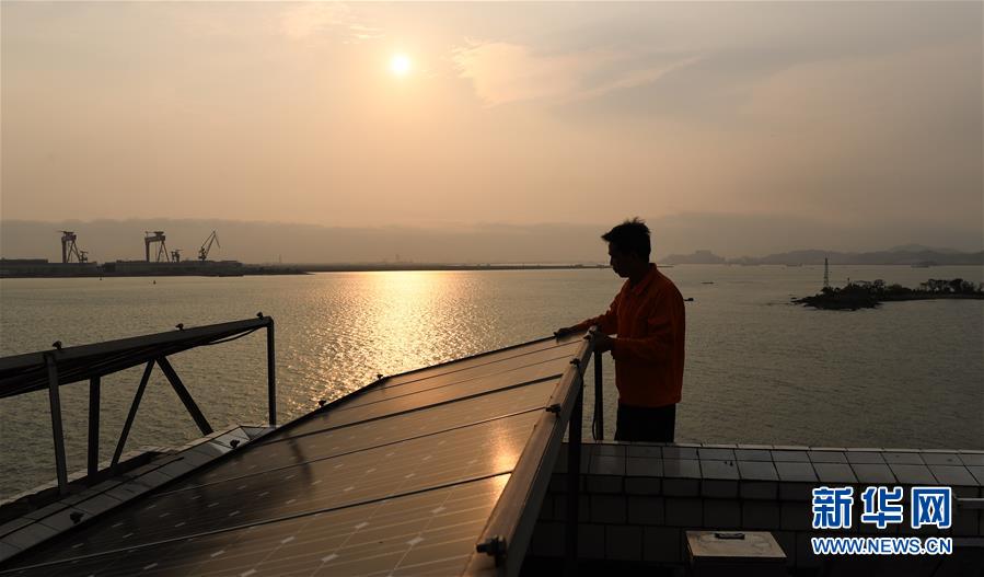 （新華全媒頭條&middot;圖文互動）（7）守望&mdash;&mdash;記舢舨洲&ldquo;島主&rdquo;黃燦明一門四代航標工