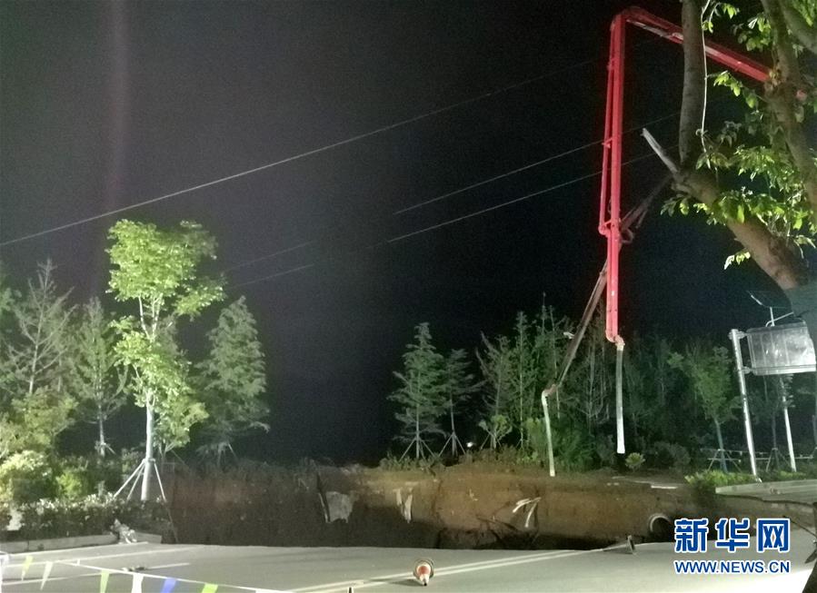 （新華網(wǎng)&middot;圖文互動）（1）青島一地鐵工地坍塌5名工人被困