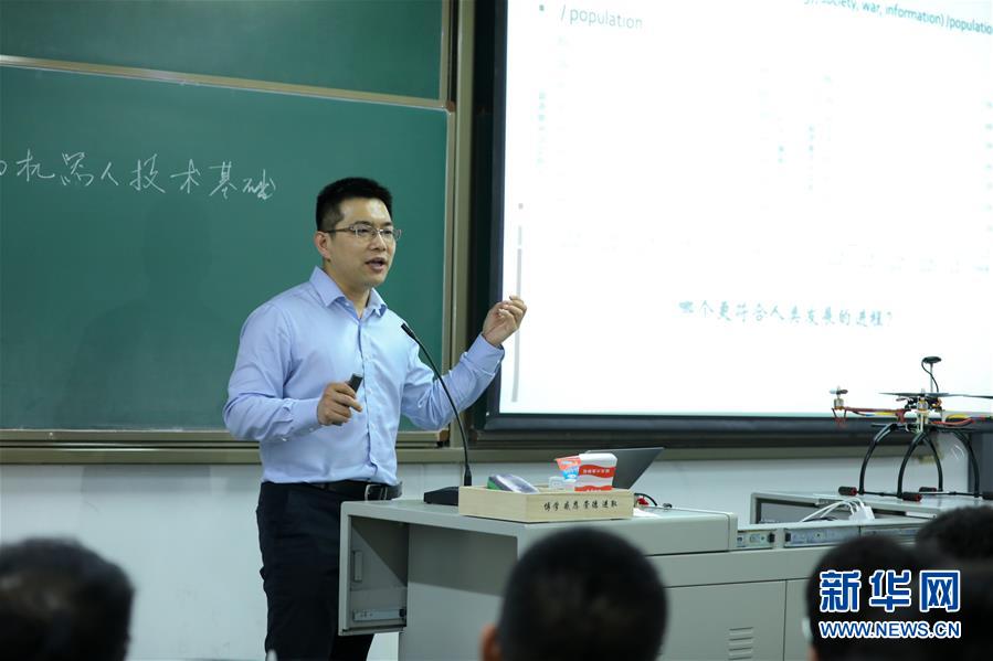 (圖文互動)(1)心懷藍天 逐夢云霄——記天津大學教授、一飛智控創(chuàng)始人齊俊桐