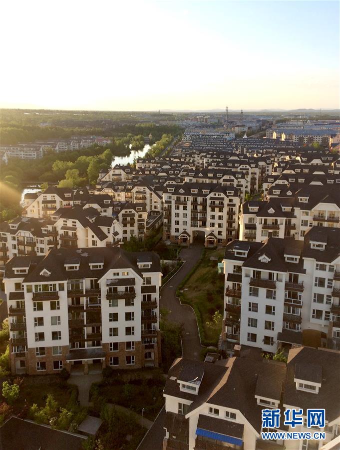 （在習(xí)近平新時(shí)代中國特色社會主義思想指引下&mdash;&mdash;新時(shí)代新作為新篇章&middot;圖文互動）（2）在這里，遇見&ldquo;詩和遠(yuǎn)方&rdquo;&mdash;&mdash;長白山下&ldquo;第一鎮(zhèn)&rdquo;的全域旅游實(shí)踐