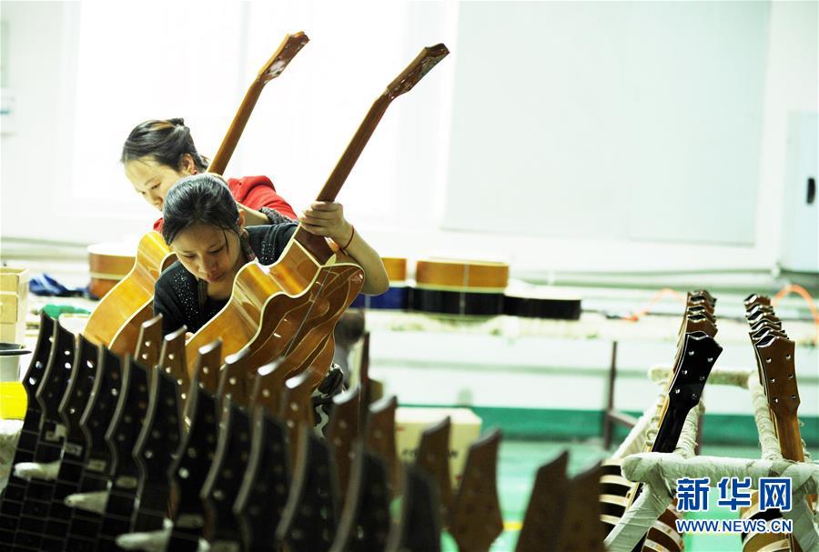 （在習(xí)近平新時(shí)代中國特色社會主義思想指引下&mdash;&mdash;新時(shí)代新作為新篇章&middot;圖文互動）（1）貴州正安：吉他奏響發(fā)展&ldquo;神曲&rdquo;