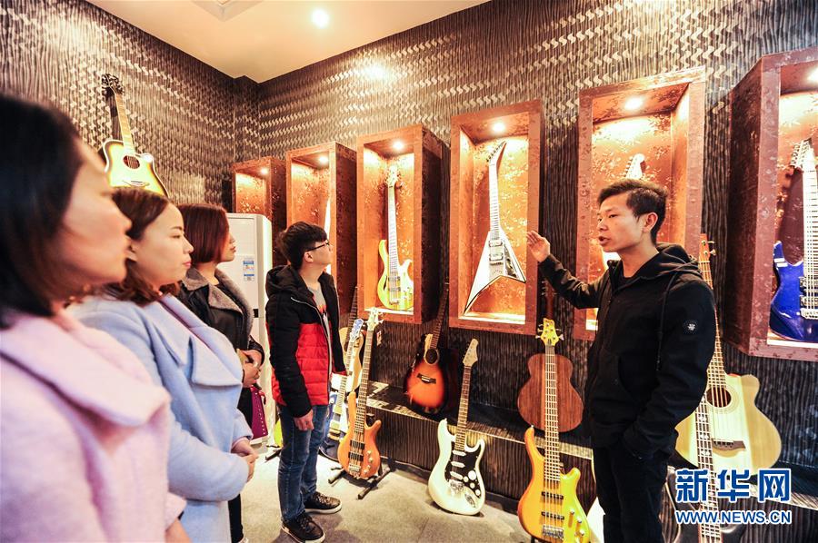 （在習(xí)近平新時(shí)代中國特色社會主義思想指引下&mdash;&mdash;新時(shí)代新作為新篇章&middot;圖文互動）（7）貴州正安：吉他奏響發(fā)展&ldquo;神曲&rdquo;