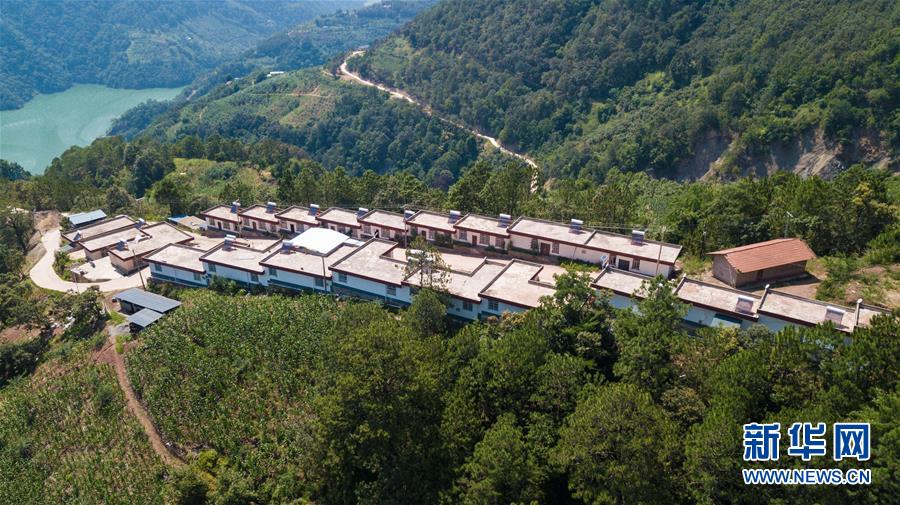 （在習(xí)近平新時代中國特色社會主義思想指引下&mdash;&mdash;新時代新作為新篇章&middot;總書記關(guān)心的百姓身邊事&middot;圖文互動）（1）&ldquo;四好農(nóng)村路&rdquo;：通向幸福，通向遠(yuǎn)方