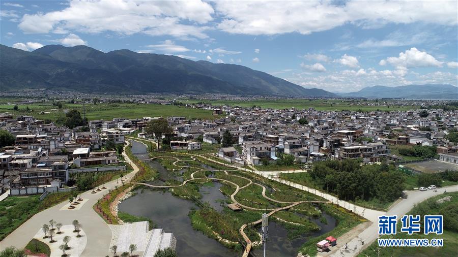 （在習(xí)近平新時(shí)代中國(guó)特色社會(huì)主義思想指引下&mdash;&mdash;新時(shí)代新作為新篇章&middot;總書(shū)記關(guān)心的百姓身邊事&middot;圖文互動(dòng)）（7）留住鄉(xiāng)愁 綻放新顏&mdash;&mdash;傳統(tǒng)村落保護(hù)激發(fā)鄉(xiāng)村活力