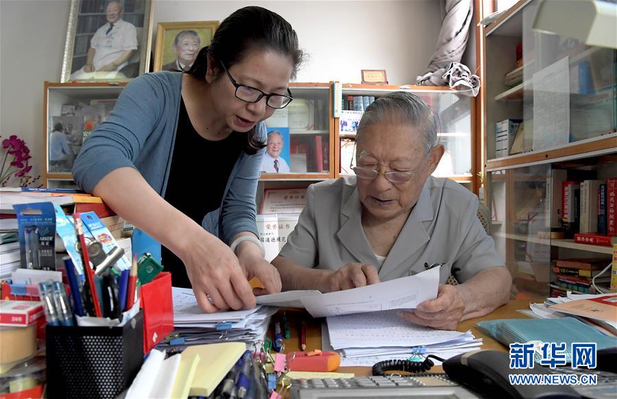 （愛國者 奮斗情&middot;圖文互動(dòng)）（4）用醫(yī)術(shù)和道德守護(hù)&ldquo;光明&rdquo;&mdash;&mdash;全國道德模范99歲眼科專家張效房的人生軌跡 