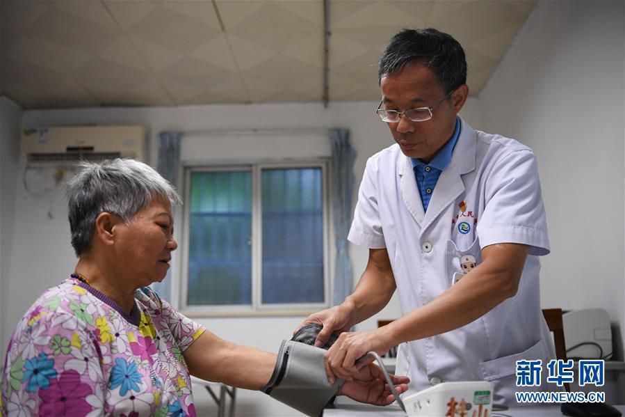 (新華全媒頭條·圖文互動(dòng))(3)伶仃洋邊“守門”人——記堅(jiān)守海島32年的黨員醫(yī)生王桂湘