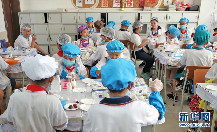 (在習近平新時代中國特色社會主義思想指引下——新時代新作為新篇章·總書記關心的百姓身邊事·圖文互動)(2)“媽媽第一次吃到我做的菜時高興得哭了”——中國孩子在勞動教育中健康成長