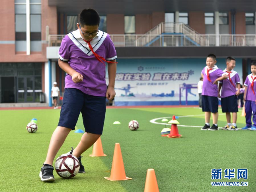 （體育&middot;圖文互動(dòng)）（2）（在習(xí)近平新時(shí)代中國(guó)特色社會(huì)主義思想指引下&mdash;&mdash;新時(shí)代新作為新篇章&middot;總書記關(guān)心的百姓身邊事）奔跑吧，少年！&mdash;&mdash;體育讓孩子們插上強(qiáng)壯的翅膀（配本社同題文字稿）